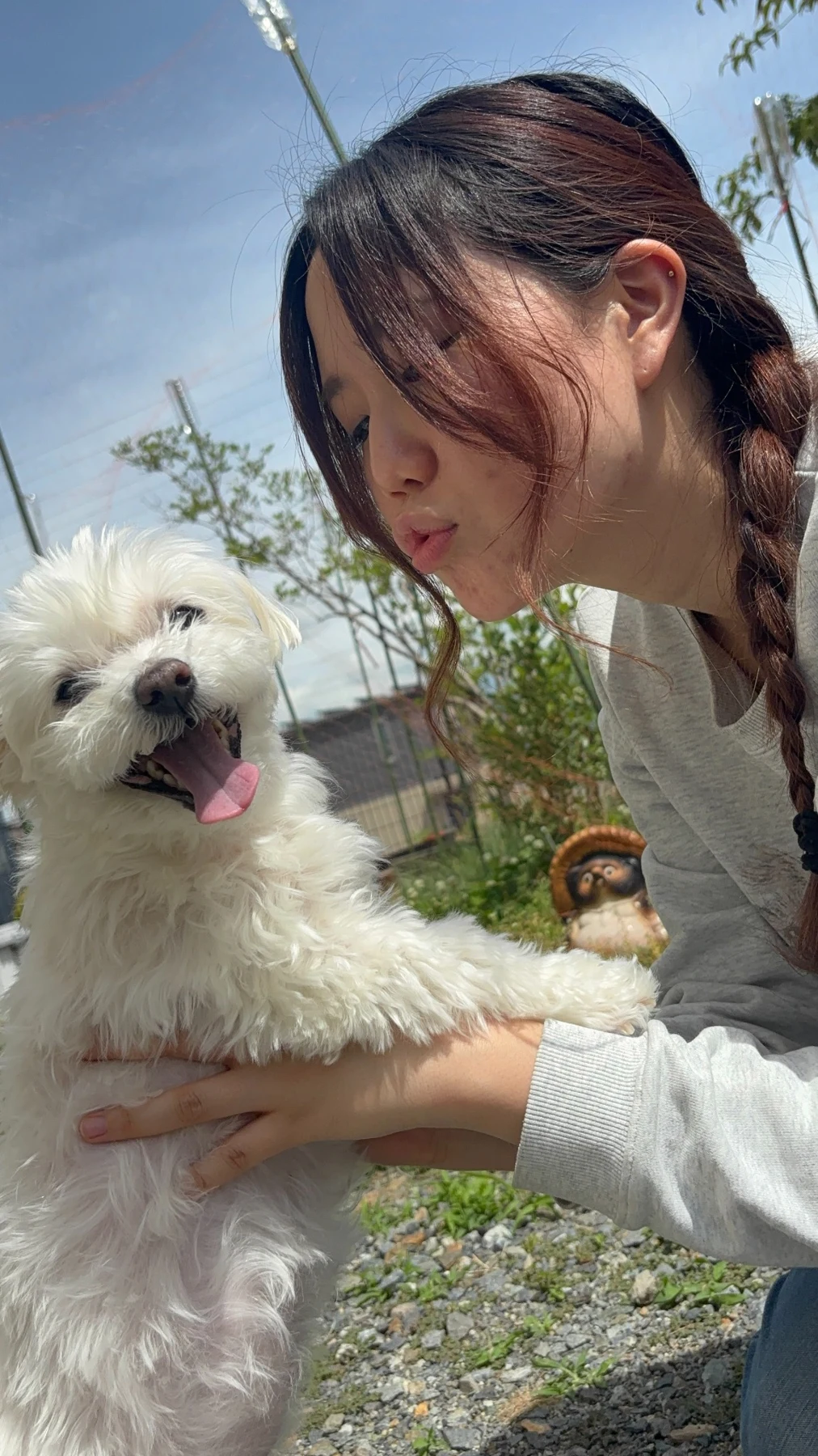 愛犬に寄り添うセラピスト愛実